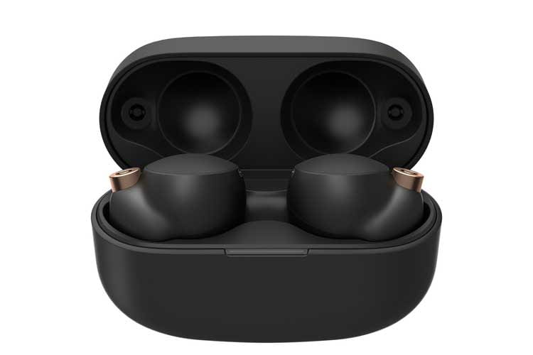 Sowohl die In-Ear-Kopfhörer als auch das Ladecase der WF-1000XM4 sind im Vergleich zu WF-1000XM3 kleiner geworden Sowohl die In-Ear-Kopfhörer als auch das Ladecase der WF-1000XM4 sind im Vergleich zu WF-1000XM3 kleiner geworden