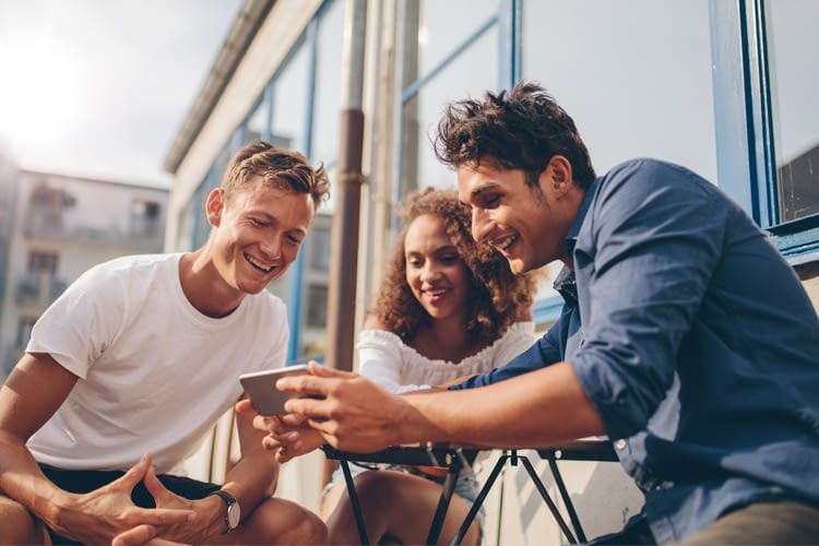 Mit einem guten WhatsApp Status kann man bei Freunden oder Kollegen punkten Mit einem guten WhatsApp Status kann man bei Freunden oder Kollegen punkten