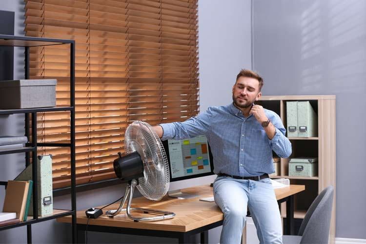 Ein Tischventilator eignet sich für Nutzer, die sich ganz in der Nähe aufhalten Ein Tischventilator eignet sich für Nutzer, die sich ganz in der Nähe aufhalten
