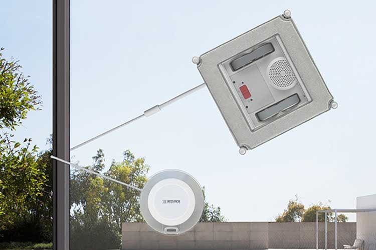 WINBOT X Fensterputroboter (oben) ist per Sicherheits-SEil mit dem Safety Pod Saugnapf (unten) verbunden. WINBOT X Fensterputroboter (oben) ist per Sicherheits-SEil mit dem Safety Pod Saugnapf (unten) verbunden.