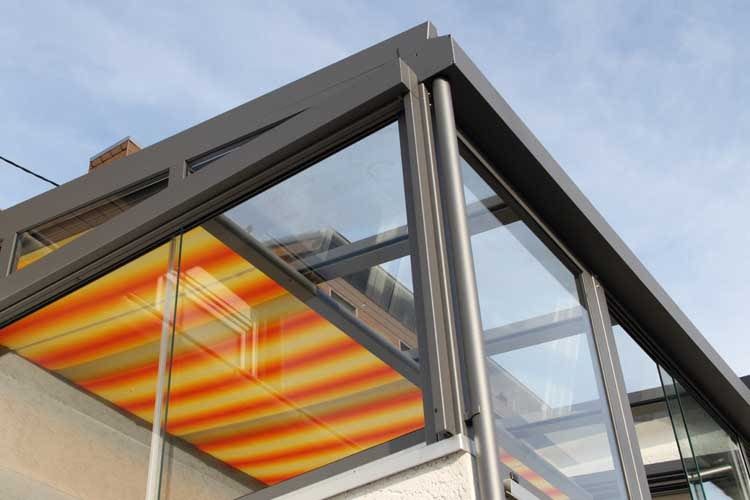 Für die Installation von systemgebundenen Beschattungslösungen sollten Interessierte stets eine Fachfirma beauftragen Für die Installation von systemgebundenen Beschattungslösungen sollten Interessierte stets eine Fachfirma beauftragen