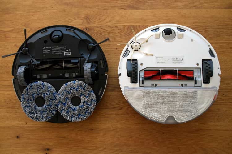 Omni X1 (links) hat zwei rotierende Bürsten, Roborock S5 Max nur einen Lappen, den er hinter sich her zieht Omni X1 (links) hat zwei rotierende Bürsten, Roborock S5 Max nur einen Lappen, den er hinter sich her zieht