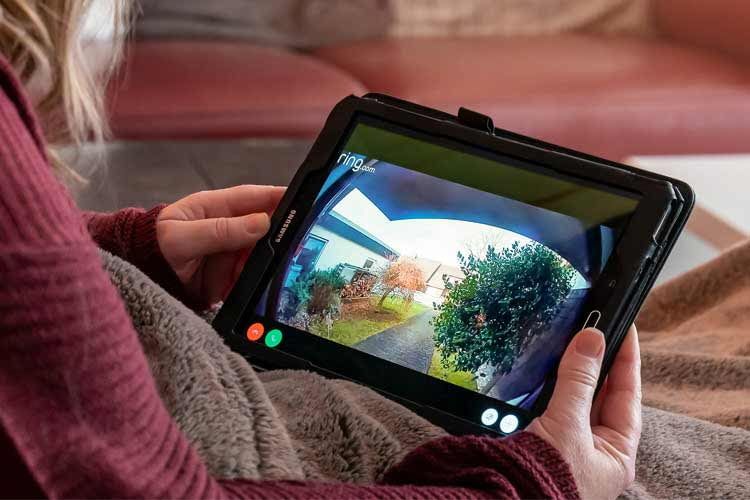 Die Bilder mancher Videosprechanlagen sind auf Wunsch auch per Tablet abrufbar Die Bilder mancher Videosprechanlagen sind auf Wunsch auch per Tablet abrufbar