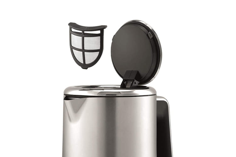 Der Kalkfilter lässt sich nach der Reinigung schnell und einfach in den Wasserkocher einsetzen Der Kalkfilter lässt sich nach der Reinigung schnell und einfach in den Wasserkocher einsetzen