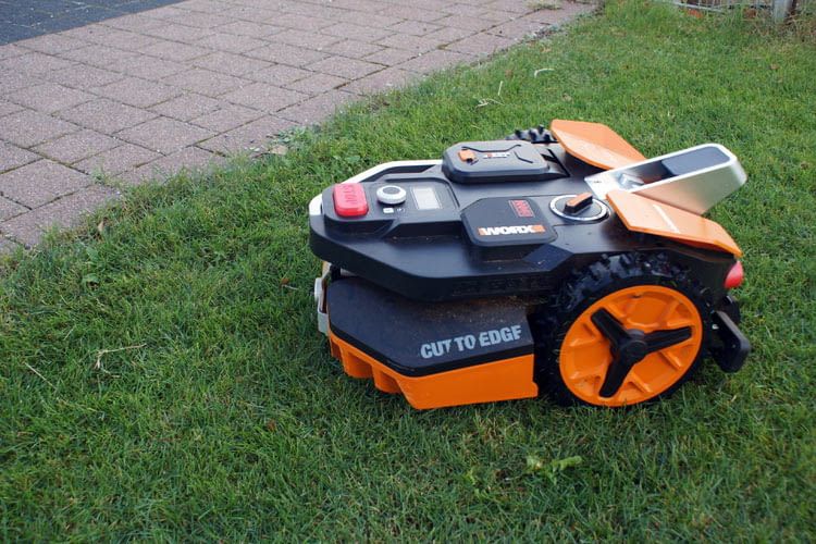 In unserem Test erkannte Worx Vision Hindernisse und Fußwege sehr zuverlässig In unserem Test erkannte Worx Vision Hindernisse und Fußwege sehr zuverlässig