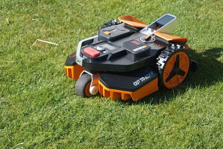 Am wohlsten fühlen sich Mähroboter ohne Begrenzungsdraht auf offenen Rasenflächen Am wohlsten fühlen sich Mähroboter ohne Begrenzungsdraht auf offenen Rasenflächen