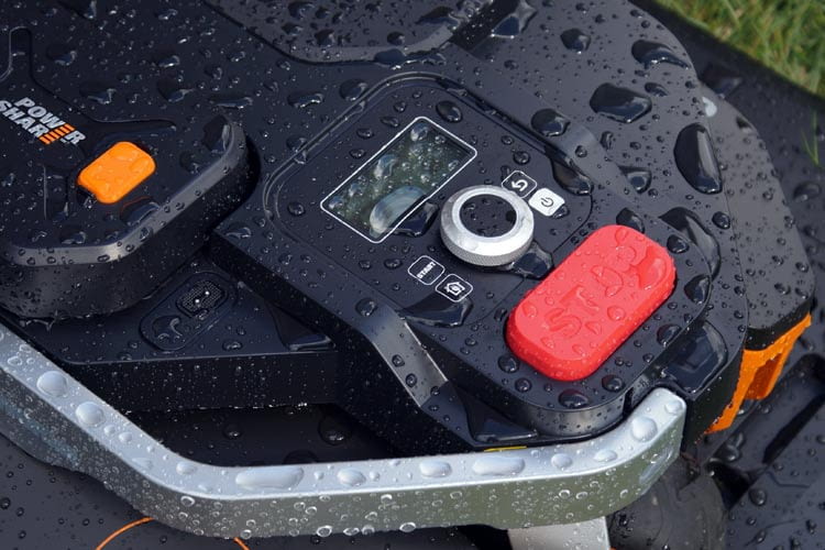 Die rote Stopp-Taste sitzt gut sichtbar oben am Gehäuse und ist intuitiv bedienbar Die rote Stopp-Taste sitzt gut sichtbar oben am Gehäuse und ist intuitiv bedienbar