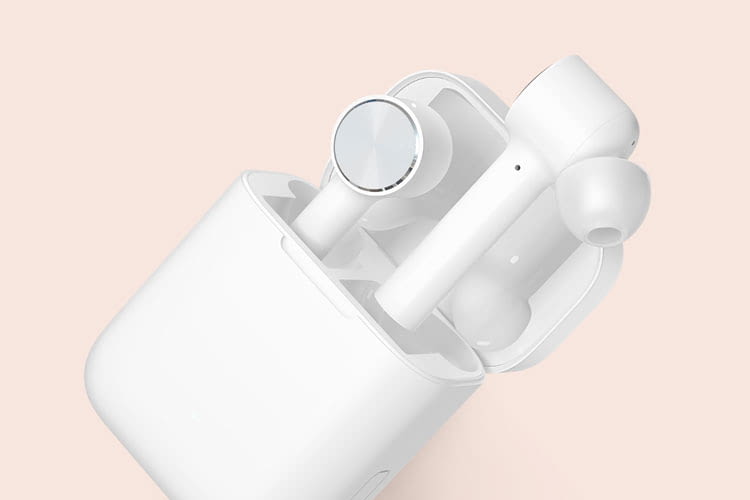 Für die erstmalige Kopplung via Bluetooth müssen die Xiaomi AirDots Pro in der Ladebox verbleiben Für die erstmalige Kopplung via Bluetooth müssen die Xiaomi AirDots Pro in der Ladebox verbleiben