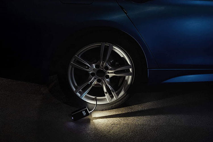 Dank integrierter LED Leuchte lässt sich die elektrische Luftpumpe von Xiaomi auch bei Nacht gut nutzen Dank integrierter LED Leuchte lässt sich die elektrische Luftpumpe von Xiaomi auch bei Nacht gut nutzen