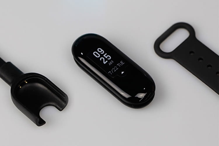 Der Tracker lässt sich leicht vom Armband lösen und an das Ladegerät (links im Bild) anschließen Der Tracker lässt sich leicht vom Armband lösen und an das Ladegerät (links im Bild) anschließen