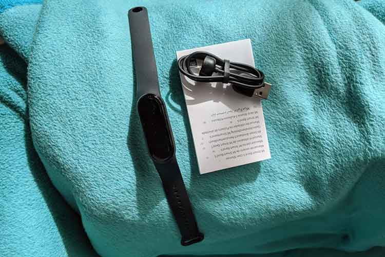 Im Lieferumfang enthalten: Xiaomi Mi Band 5 Uhrmodul und Armband, Gebrauchsanweisung und USB-Ladekabel Im Lieferumfang enthalten: Xiaomi Mi Band 5 Uhrmodul und Armband, Gebrauchsanweisung und USB-Ladekabel