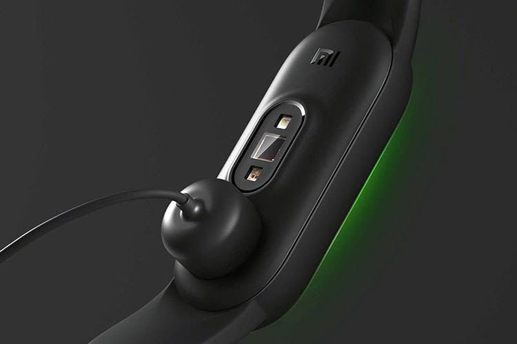 Xiaomi Mi Band 5 wird über ein magnetisches Ladekabel aufgeladen Xiaomi Mi Band 5 wird über ein magnetisches Ladekabel aufgeladen