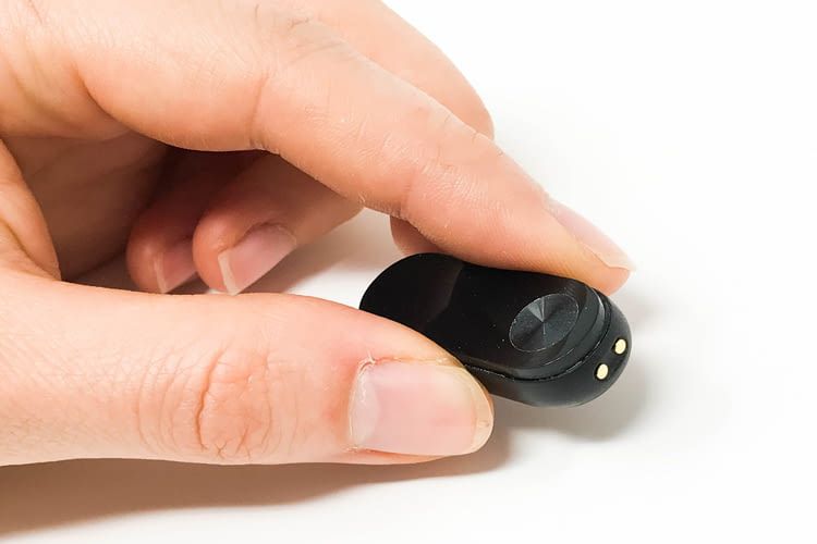 Bei Mi Band 2 und 3 saß der Ladeanschluss noch seitlich und wurde vom Armband verdeckt Bei Mi Band 2 und 3 saß der Ladeanschluss noch seitlich und wurde vom Armband verdeckt