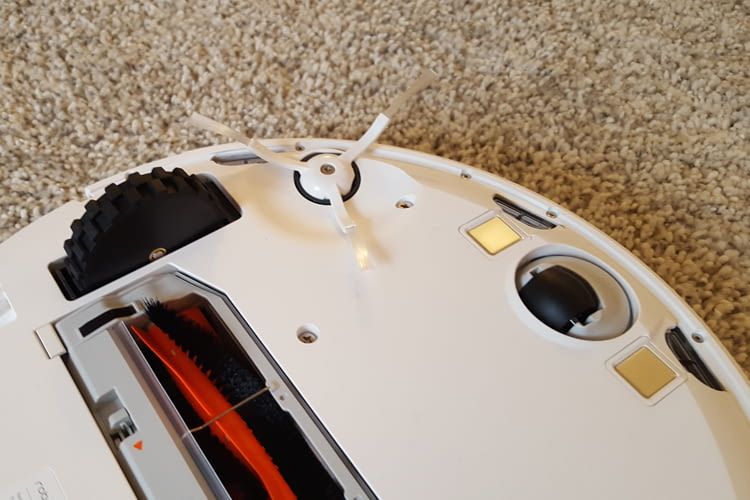 Die Seitenbürste des Xiaomi Mi Sweep One hilft, auch Ecken und Kanten zu erreichen Die Seitenbürste des Xiaomi Mi Sweep One hilft, auch Ecken und Kanten zu erreichen