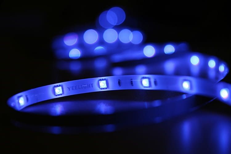 60 kleine LEDs sitzen verteilt auf dem 2 Meter Streifen 60 kleine LEDs sitzen verteilt auf dem 2 Meter Streifen