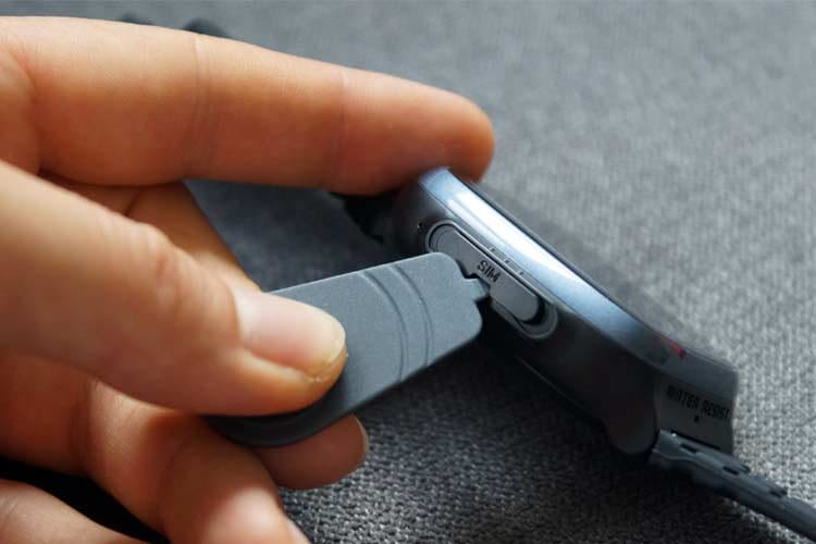 Zum Einsetzen der Nano-SIM gibt es ein Mini-Tool, mit dem sich das entsprechende Seitenfach öffnen lässt Zum Einsetzen der Nano-SIM gibt es ein Mini-Tool, mit dem sich das entsprechende Seitenfach öffnen lässt