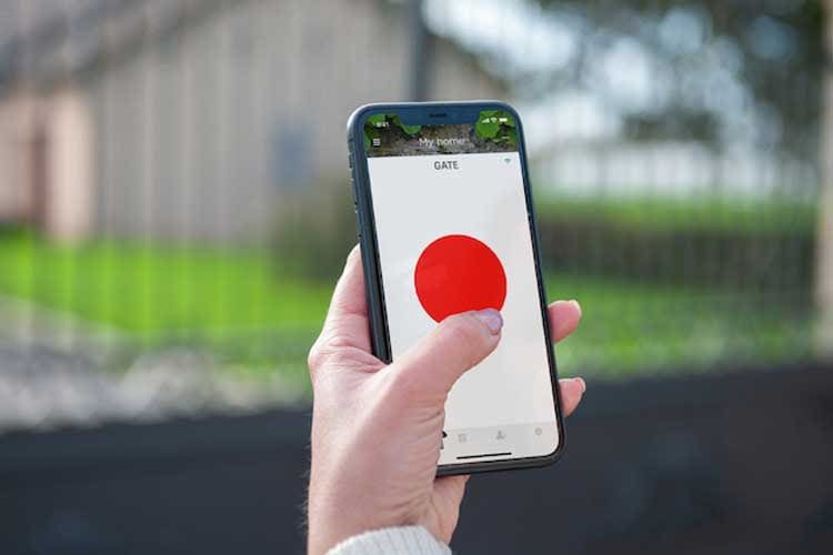 Dank dem Yale Smart Opener lassen sich Eingangstore und Garagentore automatisiert per Smartphone bedienen Dank dem Yale Smart Opener lassen sich Eingangstore und Garagentore automatisiert per Smartphone bedienen