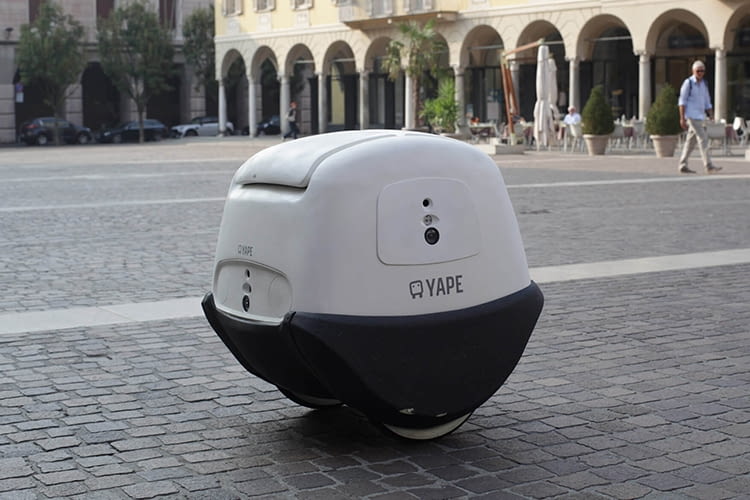 Auch in Fußgängerzonen findet sich der autonome Roboterkurier Yape sicher zurecht Auch in Fußgängerzonen findet sich der autonome Roboterkurier Yape sicher zurecht