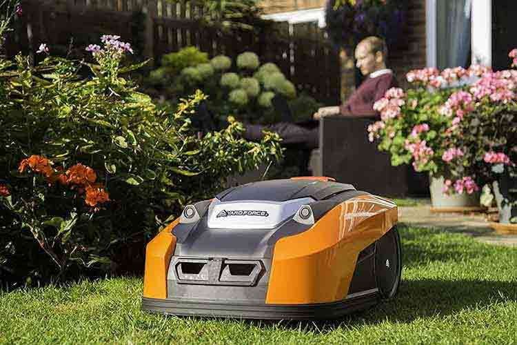 Die Ultraschall-Sensoren befinden sich in den "Spoilern" links und rechts neben dem Yard Force Schriftzug Die Ultraschall-Sensoren befinden sich in den "Spoilern" links und rechts neben dem Yard Force Schriftzug