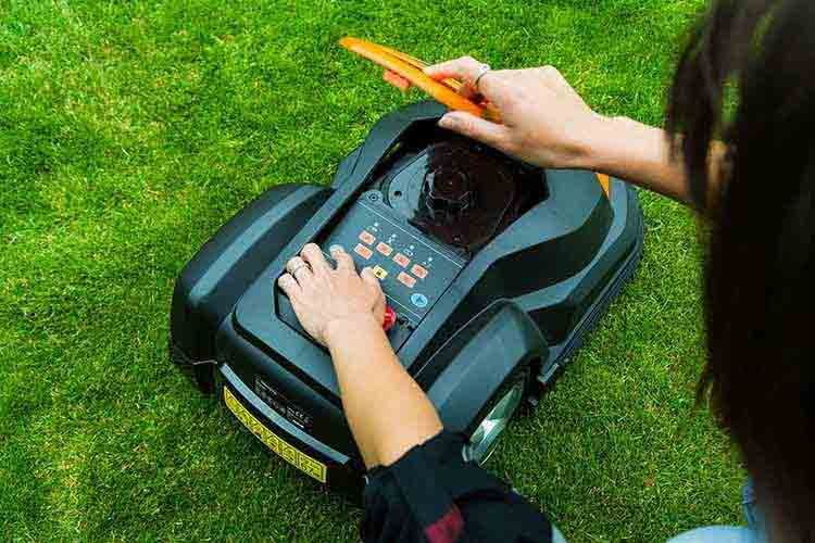 Yard Force SA 650ECO ist ein robustes "Arbeitstier", dessen Programmierung mit wenigen Tastendrucken erledigt ist Yard Force SA 650ECO ist ein robustes "Arbeitstier", dessen Programmierung mit wenigen Tastendrucken erledigt ist