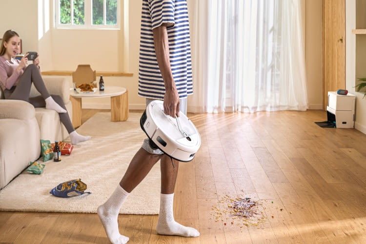 Der yeedi Cube Saugroboter kann per Tragelasche einfach an den gewünschten Ort getragen werden Der yeedi Cube Saugroboter kann per Tragelasche einfach an den gewünschten Ort getragen werden