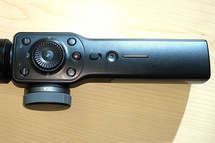 Dank der Bedientasten von ZHIYUN SMOOTH 4 müssen Nutzer nicht auf das Smartphone-Display tippen Dank der Bedientasten von ZHIYUN SMOOTH 4 müssen Nutzer nicht auf das Smartphone-Display tippen