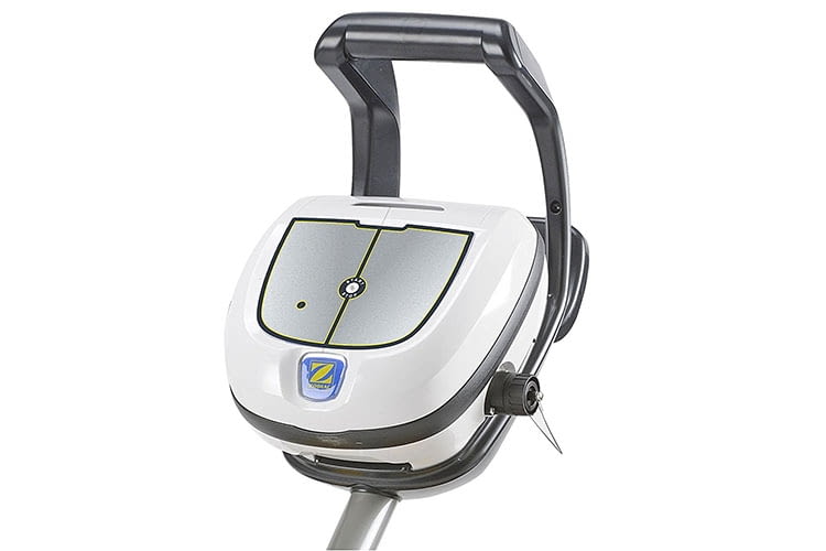 Das Bediengerät wird am mitgelieferten Caddy angebracht Das Bediengerät wird am mitgelieferten Caddy angebracht