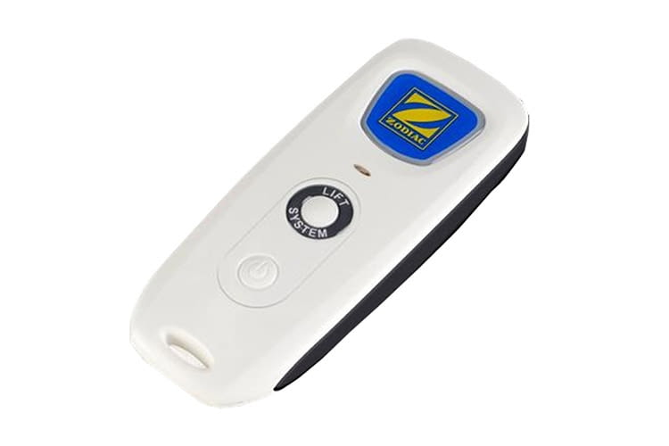 Der Zodiac Vortex 4 Plus lässt sich mit einer kinetischen Fernbedienung per Handbewegung manuell steuern Der Zodiac Vortex 4 Plus lässt sich mit einer kinetischen Fernbedienung per Handbewegung manuell steuern