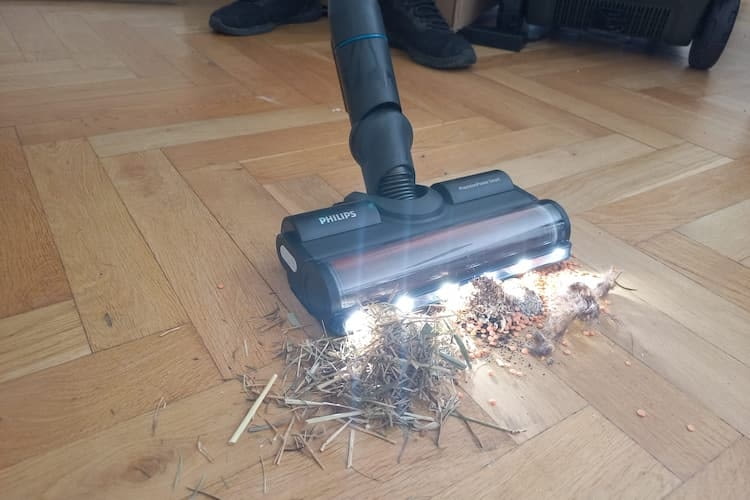 Selbst im Härtetest säubert der Philips 8000 Series Aqua Plus mühelos. Selbst im Härtetest säubert der Philips 8000 Series Aqua Plus mühelos.