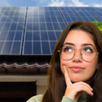 Nachdenkliche junge Frau vor Dach-Solaranlage