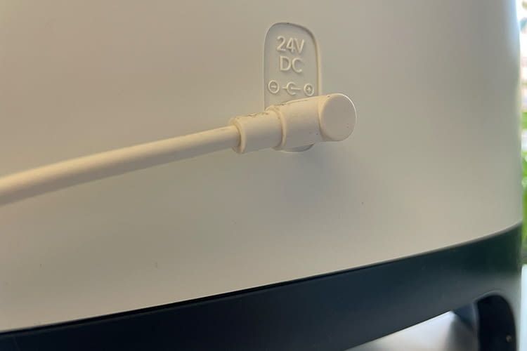 Der Stecker am Gerät ist sehr klein Der Stecker am Gerät ist sehr klein