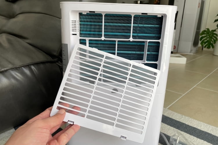 Der Luftfilter kann einfach herausgenommen und gereinigt bzw. gewechselt werden Der Luftfilter kann einfach herausgenommen und gereinigt bzw. gewechselt werden