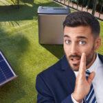 Man mit überraschtem Blick vor Stromspeicher