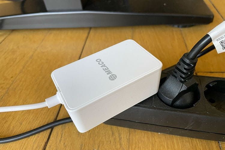 Die Seite des Netzanschlusses ist etwas klobig Die Seite des Netzanschlusses ist etwas klobig