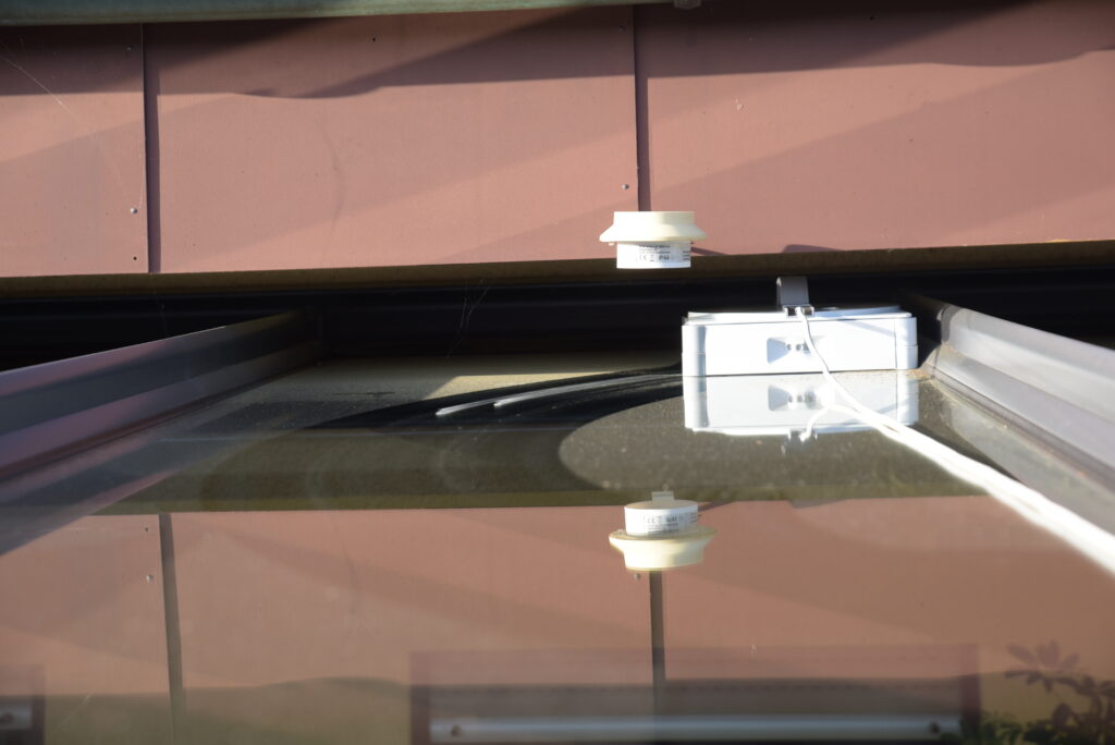 Ideal für Wintergärten und große Fenster: Putzroboter mit Station wie der ECOVACS WINBOT W3 und der DREAME C1 Station.