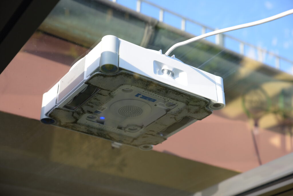 Vogeldreck & Co können Streifen hinterlassen. Hier muss der Roboter mindestens ein weiteres Mal rüberfahren.