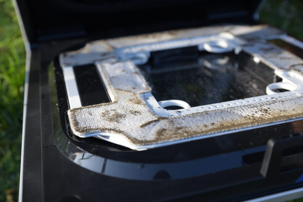 Für das beste Ergebnis müssen die Pads zwischengereinigt werden - der ECOVACS WINBOT W3 OMNI übernimmt diese Aufgabe.