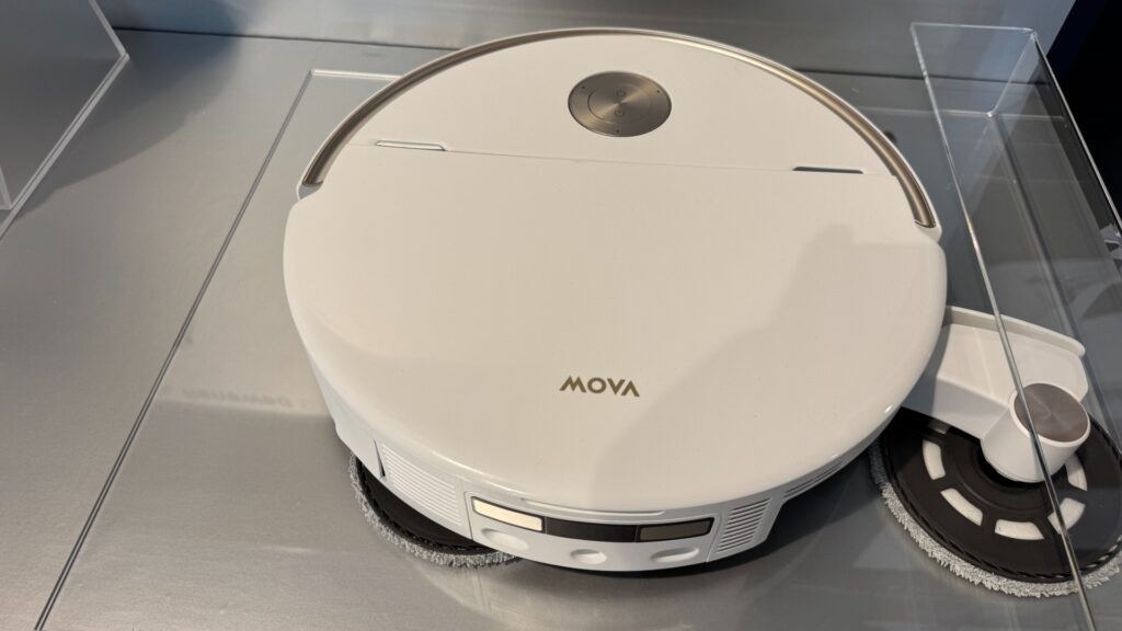 Der V70 Ulta Complete kann seine Seitenbürste und seinen Mopp sehr weit ausfahren.