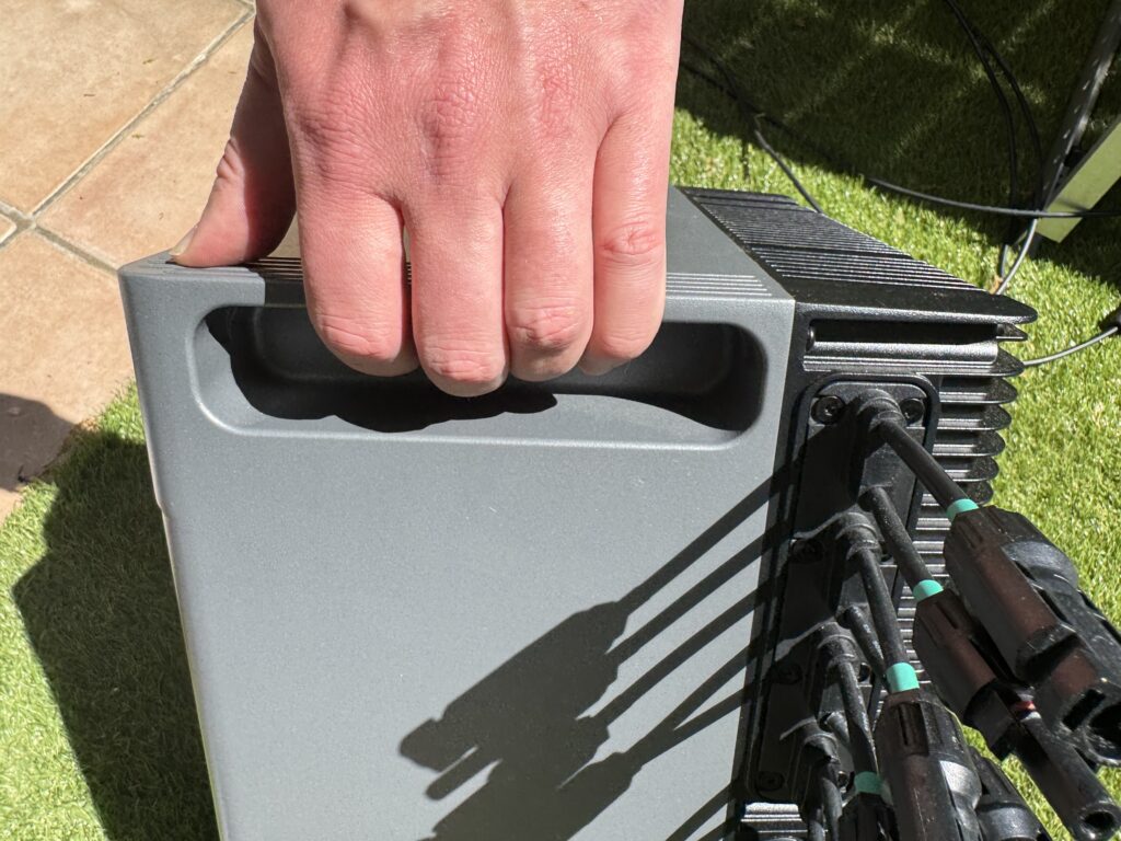 Zendure SolarFlow Pro 2400 Test 2026 Tragegriff