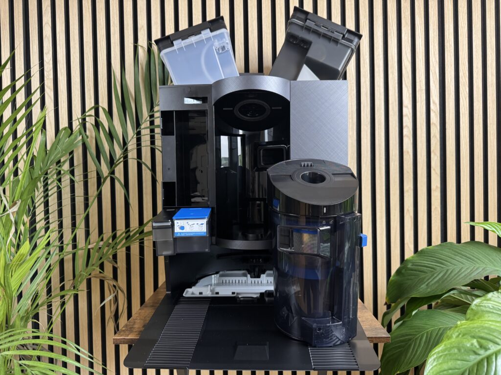 Die OMNICYCLONE Station des X12 ist voll ausgestattet und kommt ganz ohne Staubbeutel aus.