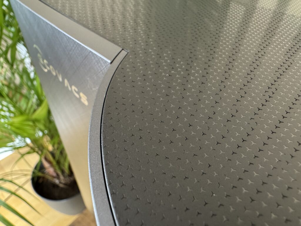 Das ECOVACS-Logo wurde im Design des X12 mehrfach aufgegriffen.