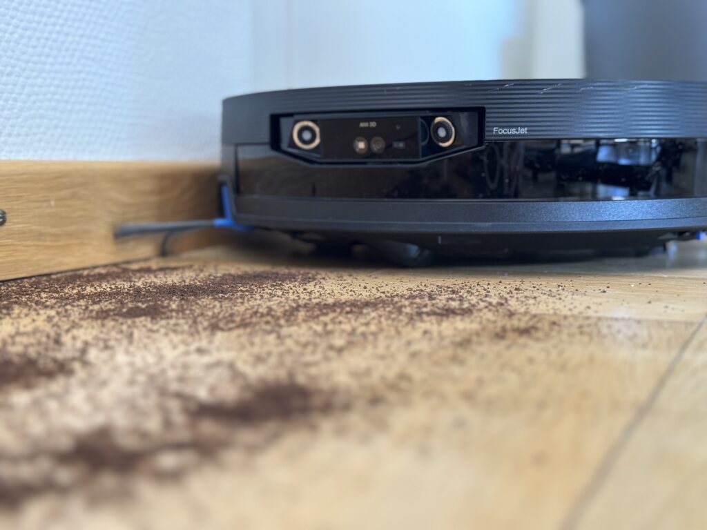 Der X12 OMNICYCLONE reinigt auch an Kanten und in Ecken sehr gut.