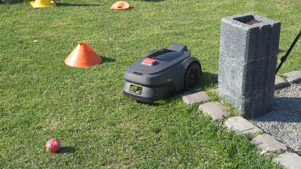 An Kanten die der ViAX nicht überfahren kann, zeigt er ein schwaches Mähergebnis