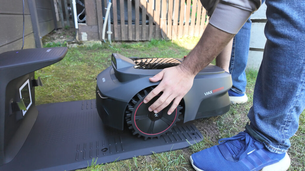 Zum Abschluss den Mähroboter in die Station setzen und dann kann er in der App eingerichtet werden