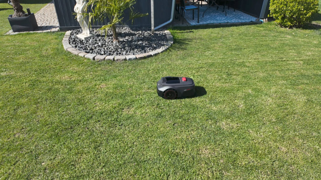 Der MOVA ViAX 250 ist ein kleiner und handlicher Mähroboter