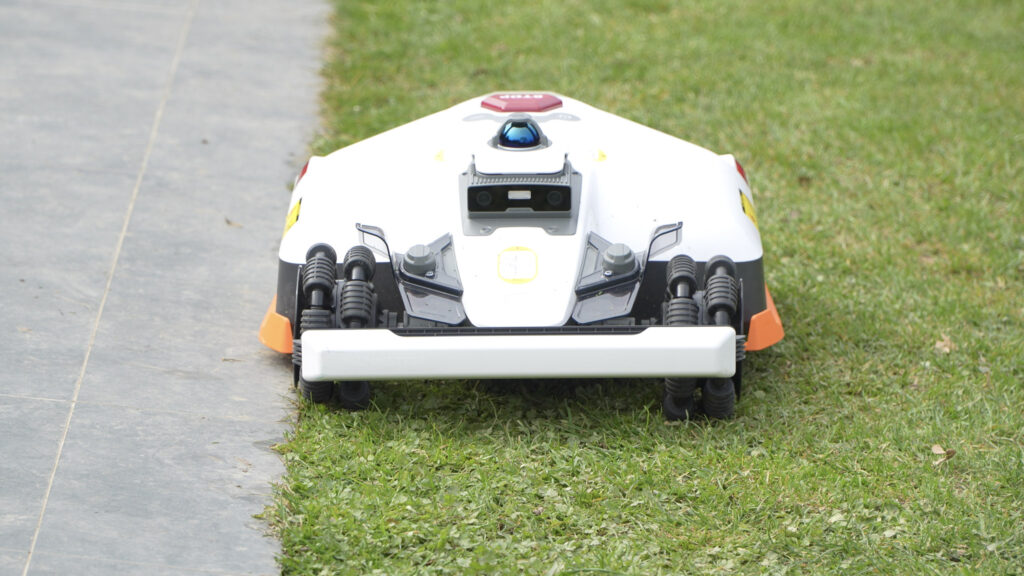 Mammotion LUBA 3 AWD 3000 Mähroboter (3) LUBA 3 fährt an der Rasenkante