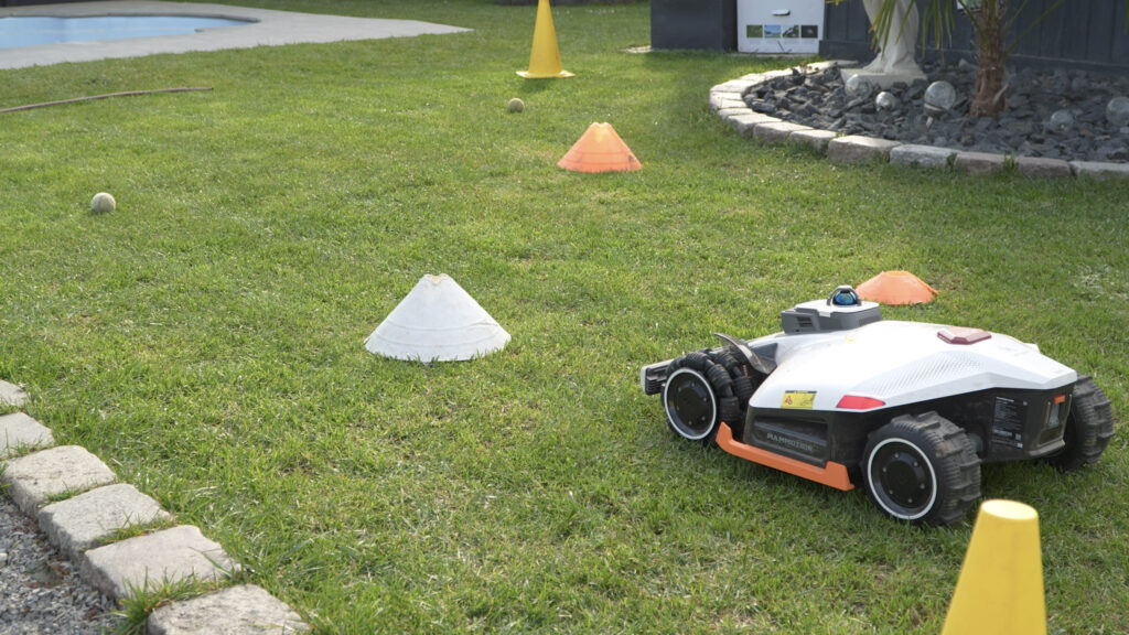 Mammotion LUBA 3 AWD 3000 Mähroboter (4) LUBA 3 fährt um Hütchen herum