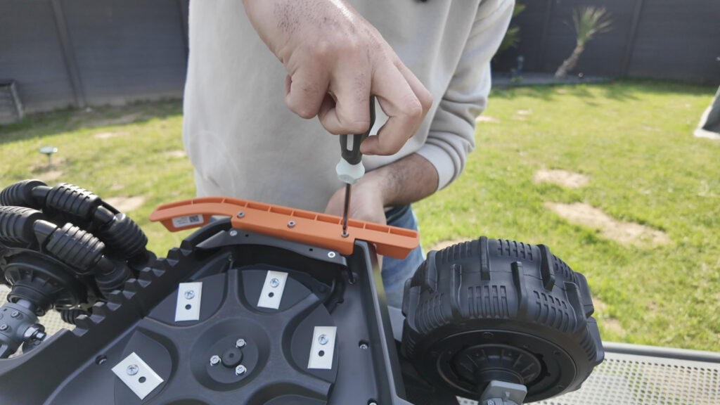 Mammotion LUBA 3 AWD 3000 Mähroboter (8) Montieren der Seitenschützer