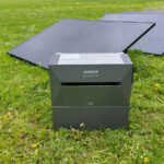 SOLIX 3 Speicher mit Solarmodulen auf Wiese