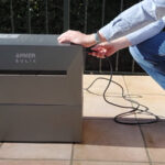 Hand montiert Stromkabel an Anker Speicher